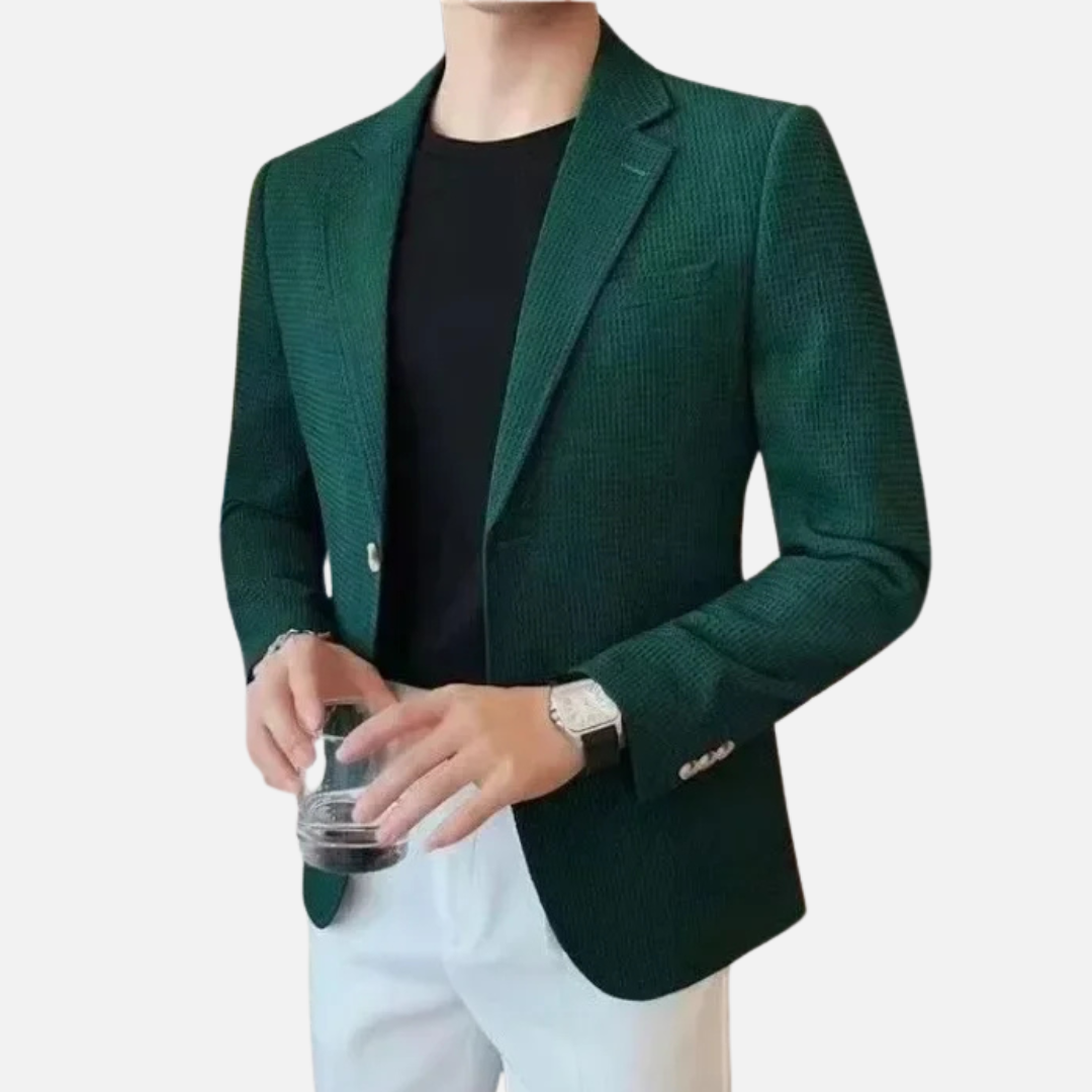 Blazer Masculino Valtrich VT152 com lapela entalhada, fechamento simples e tecido leve, oferecendo conforto e elegância para looks casuais e sofisticados.